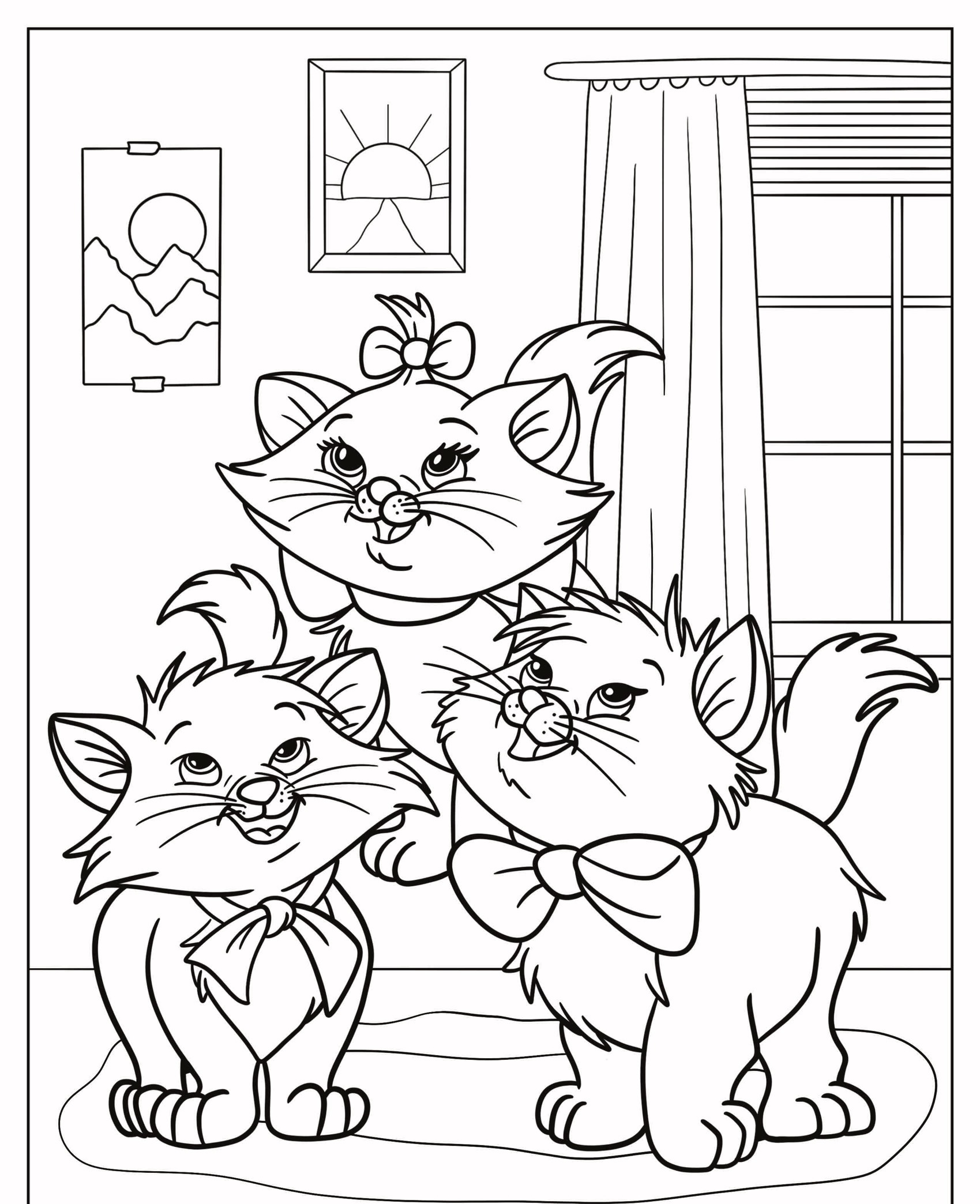 Três gatos de desenho animado alegres com laços, juntos em uma sala com janela, cortina e arte na parede. Para colorir