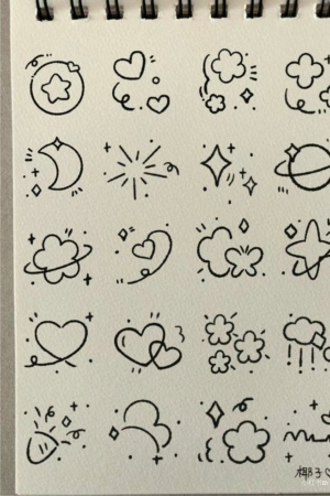 Uma página de um caderno com desenhos de estrelas, corações, nuvens e outras formas pequenas, tudo em tinta preta.