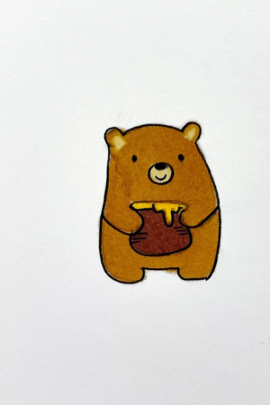 Urso de desenho animado segurando um pote de mel sobre um fundo branco simples, que lembra os desenhos clássicos.