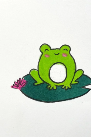 Um lindo sapo verde de desenho animado sentado em uma almofada de lírio com uma pequena flor rosa ao lado, perfeito para aqueles que gostam de desenhos encantadores.