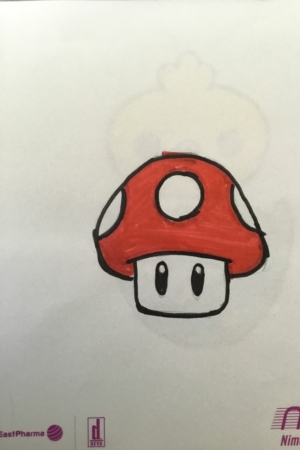 Cogumelo vermelho e branco desenhado à mão com um rosto, lembrando um personagem do Super Mario, em uma folha branca com logotipos na parte inferior, exibindo desenhos exclusivos.