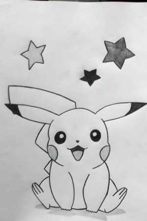 Um desenho em preto e branco de um Pikachu feliz sentado com três estrelas acima da cabeça.