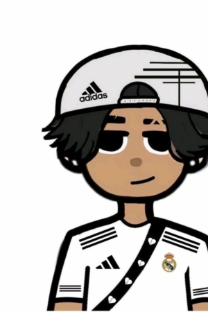 Personagem de desenho animado vestindo uma camisa branca da Adidas Real Madrid e um boné virado para trás, com cabelos escuros e um sorriso sutil, personificando o clima relaxado frequentemente visto em Desenhos de Cria.