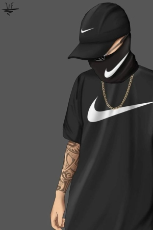 Pessoa usando uma roupa preta da Nike, boné e máscara facial, corrente de ouro e braço tatuado com desenho de cria, em pé sobre um fundo cinza.