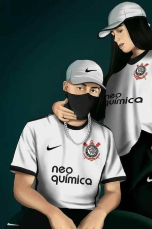 Duas pessoas com camisas brancas da Neo Química e bonés da Nike, uma ajoelhada com máscara, a outra em pé com uma mão no ombro.