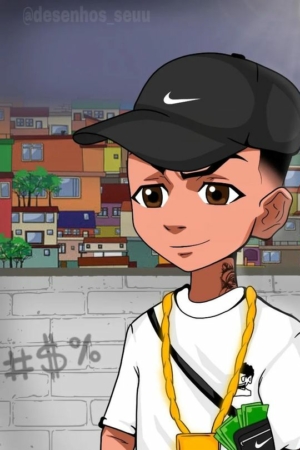 Cria cartoon boy com um boné preto e corrente dourada fica em frente a casas coloridas à noite. Lua e grafite visíveis ao fundo, enquanto ele ostenta tênis Nike estilosos.