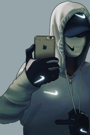 Uma figura encapuzada usando máscara e boné tira uma selfie com um iPhone, vestida com roupas da Nike, luvas e ostentando o estilo ousado do grafite Desenhos de Cria.