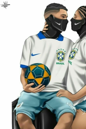 Dois indivíduos mascarados vestindo camisas de futebol do Brasil se abraçam enquanto seguram uma bola de futebol Nike.