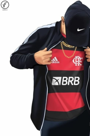 Uma pessoa usando boné e jaqueta pretos revela uma camisa de futebol do Flamengo com logotipos de patrocinadores, exibindo o icônico símbolo da Nike.