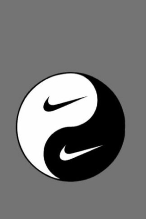 Símbolo Yin-yang com o logotipo da Nike em cada metade, swoosh preto em branco e swoosh branco em preto, em fundo cinza. Uma mistura perfeita de design tradicional e branding moderno, ele se funde perfeitamente ao mundo dos Desenhos criativos.