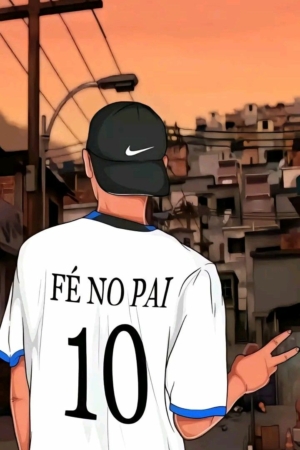 Pessoa vestindo a camisa "Fé no Pai 10" da Nike faz sinal de paz, de frente para um bairro, durante o pôr do sol.