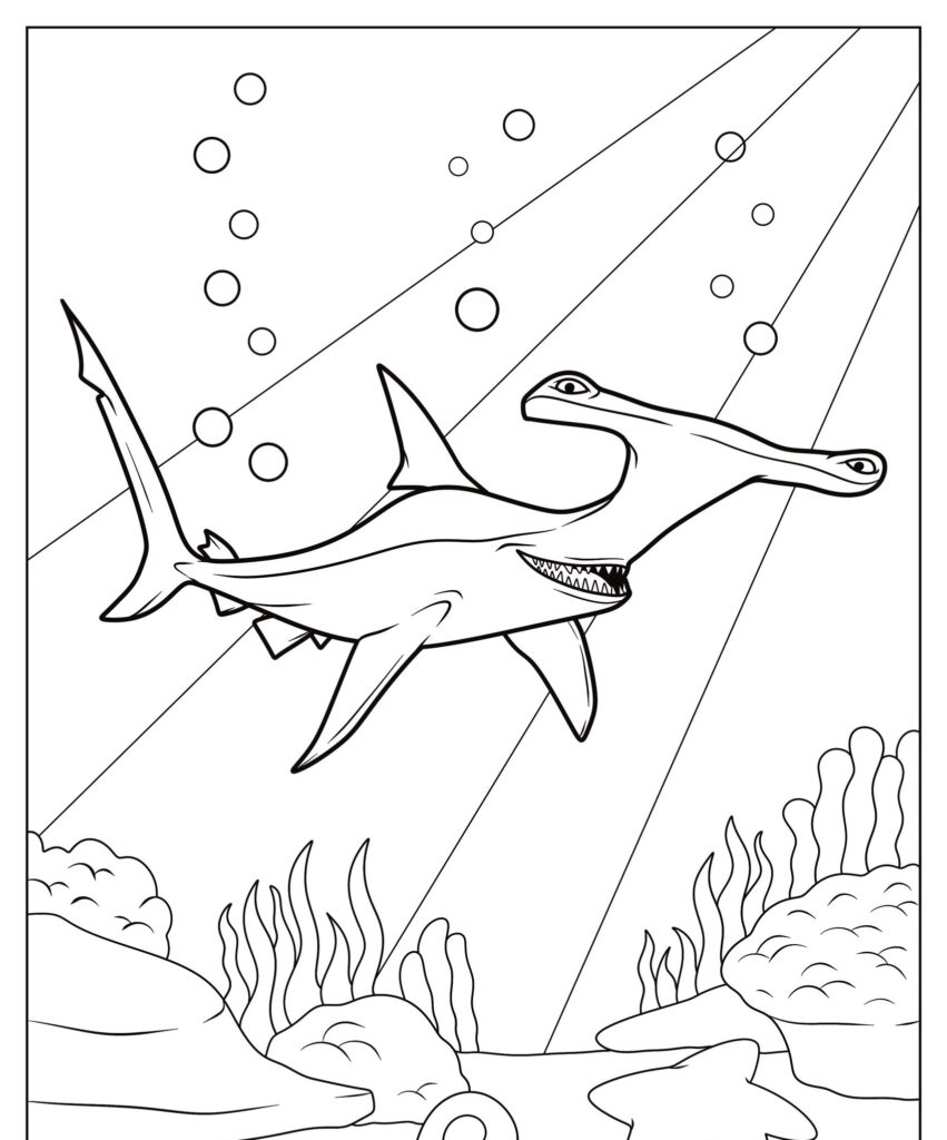 Um tubarão-martelo nada debaixo d'água com raios de luz e bolhas, cercado por plantas aquáticas e corais, o que o torna um desenho de tubarão perfeito para crianças.