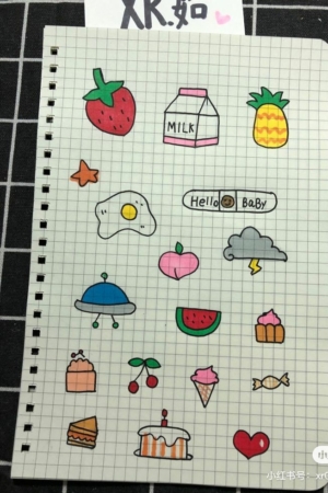 Uma página de caderno cheia de rabiscos fofos, incluindo frutas, uma caixa de leite, um ovo frito, cupcakes, uma casquinha de sorvete e vários outros itens. Perfeito para qualquer um que ama desenhar em seu caderno e adicionar desenhos caprichosos às suas notas. Para desenhar no caderno