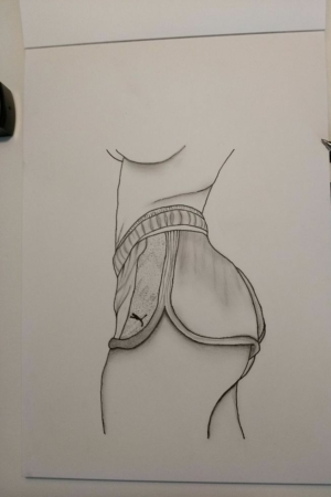 Desenho a lápis de uma pessoa usando shorts, focando na área da cintura e quadril, com ferramentas de desenho próximo em um caderno. Para desenhar no caderno