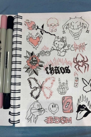 Uma página de caderno de desenho com vários desenhos ousados e caóticos, incluindo chamas, um coração partido e uma figura demoníaca. Para desenhar no caderno