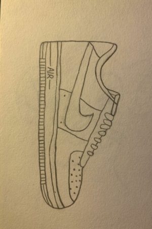 Um esboço a lápis de um tênis Nike, exibido em uma vista lateral com o icônico swoosh e o texto "AIR" na sola, como se tivesse sido tirado diretamente de um caderno de desenho. Para desenhar no caderno