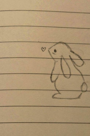 Desenho fofo de um pequeno coelho com um coração acima da cabeça, desenhado em papel de caderno. Para desenhar no caderno