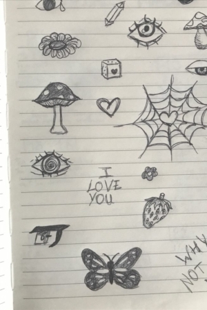 Uma página de caderno cheia de rabiscos extravagantes, incluindo olhos, cogumelos, uma teia de aranha, um morango e uma borboleta. As frases “EU TE AMO” e “POR QUE NÃO EU” estão rabiscadas entre os desenhos. Um desenho cheio de vida no caderno de alguém apaixonado por desenhar. Para desenhar no caderno