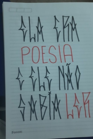 Folha de caderno com desenho de escrita estilizada: "Ela era poesia e ele não sabia ler" em tinta preta e vermelha. Para desenhar no caderno