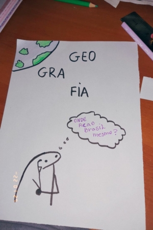 Capa de "Geografia" desenhada à mão com um rabisco perguntando "Onde fica o Brasil mesmo?" em um caderno, cercado por lápis e uma régua.
Para desenhar no caderno