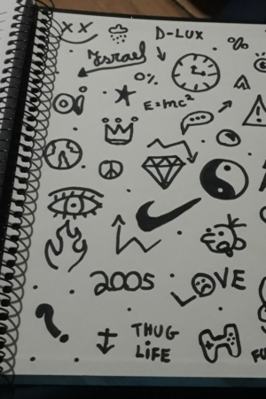 Uma página de um caderno repleta de vários desenhos: símbolos, formas, palavras e ícones, incluindo um logotipo da Nike e um símbolo yin-yang. Para desenhar no caderno