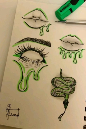 Esboços de lábios, um olho e uma cobra acentuados com tinta verde pingando adornam um caderno de desenho, junto com uma caneta e um marca-texto. Para desenhar no caderno