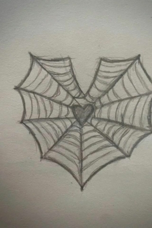 Um desenho a lápis de uma teia de aranha com um formato de coração no centro, perfeito para adicionar um toque de fantasia a qualquer caderno. Para desenhar no caderno