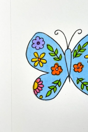 Para desenhar - Uma borboleta azul com padrões florais coloridos em suas asas, incluindo flores laranja, amarelas, rosas e roxas. Este desenho bonito é colocado contra um fundo branco simples.