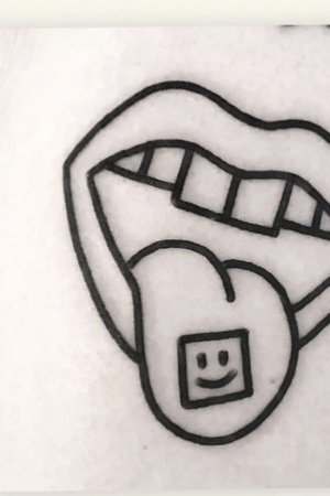 Para desenhar - Uma tatuagem de linha preta de lábios abertos mordendo a língua, que apresenta um emoticon sorridente de rosto quadrado. Perfeita para quem adora criar desenhos únicos.