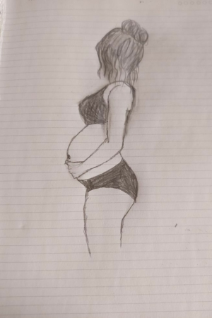 Para desenhar - Um esboço a lápis de uma mulher grávida em vista de perfil, usando sutiã e calcinha, segurando a barriga com as duas mãos. Este desenho é perfeito para quem gosta de desenhar e está procurando desenhos fáceis para praticar suas habilidades.