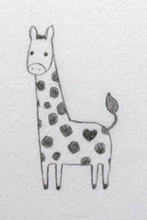 Para desenhar - Um desenho simples a lápis de uma girafa com uma mancha em forma de coração na lateral, em pé sobre quatro patas, contra um fundo simples. Ideal para quem procura desenhar ou curtir desenhos fáceis.