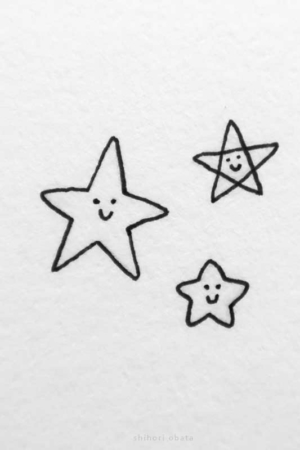 Para desenhar - Três estrelas simples, de contorno preto e rostos sorridentes são desenhadas sobre um fundo branco, formando exemplos perfeitos de Desenhos Fáceis para desenhar.