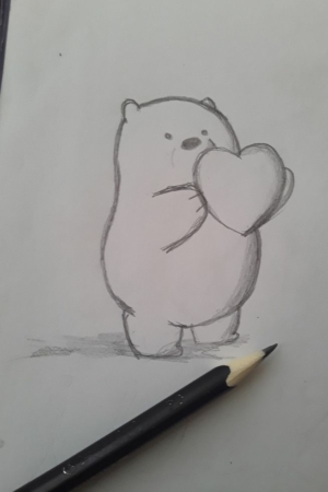 Para desenhar - Desenho a lápis de um urso de desenho animado segurando um coração, com um lápis colocado no papel, perfeito para quem procura Desenhos Fáceis Para Desenhar.