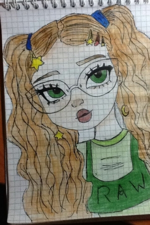 Desenho bonito de uma garota com cabelo ondulado, óculos, olhos verdes e uma blusa verde com "RAW" escrito nela, em um caderno de grau.