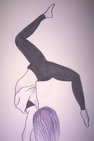 Um esboço feito à mão de uma mulher fazendo parada de mão. Ela está usando leggings e uma blusa larga, com o cabelo caindo. Este desenho captura a fluidez e a força das pessoas em movimento.