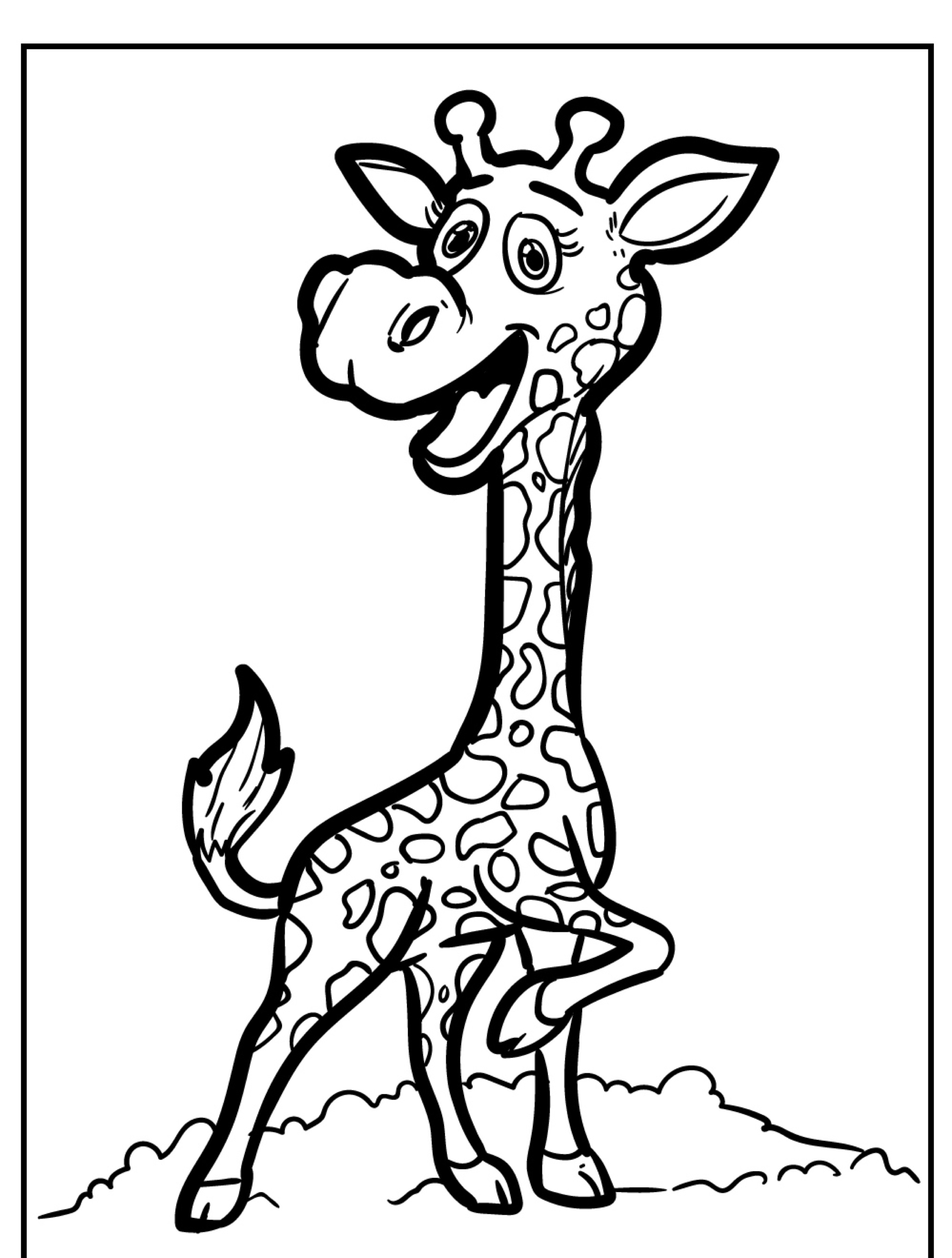 Desenho em preto e branco de uma girafa feliz em pé em um pedaço de grama, sorrindo com um casco levantado, perfeito para colorir.