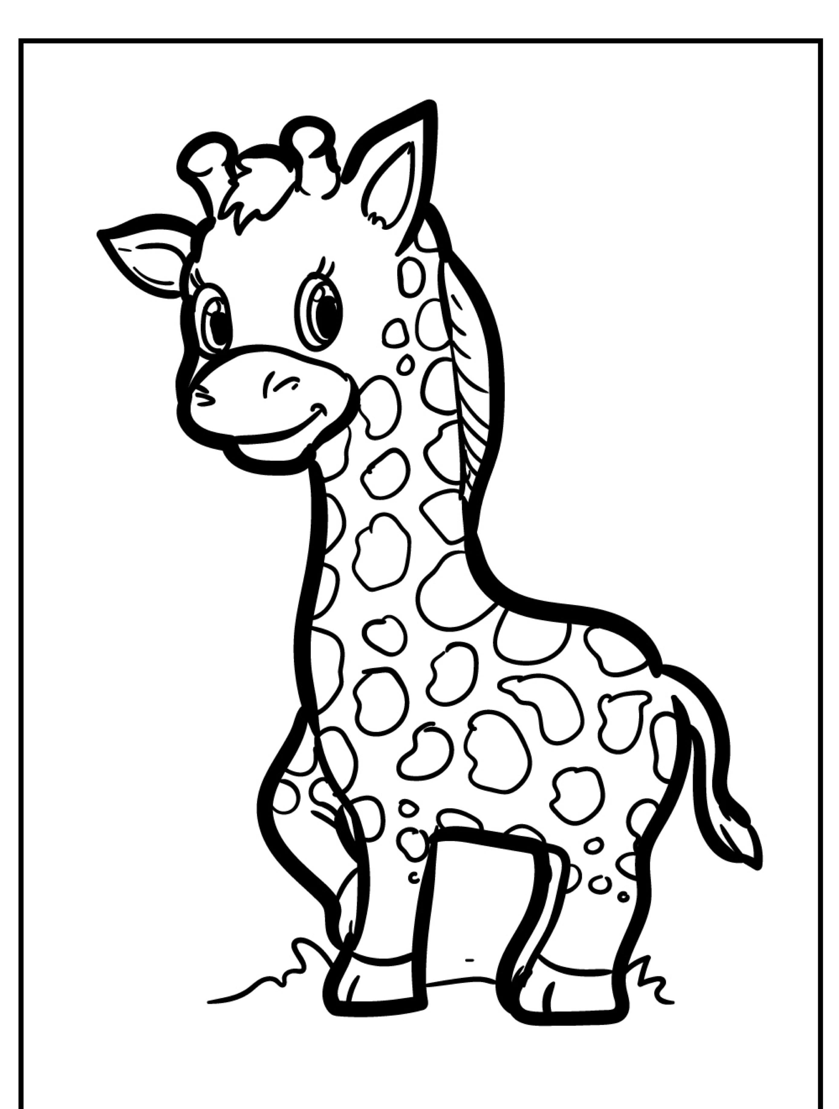 Desenho em preto e branco de uma girafa sorridente com manchas, em pé na grama, perfeito para colorir.