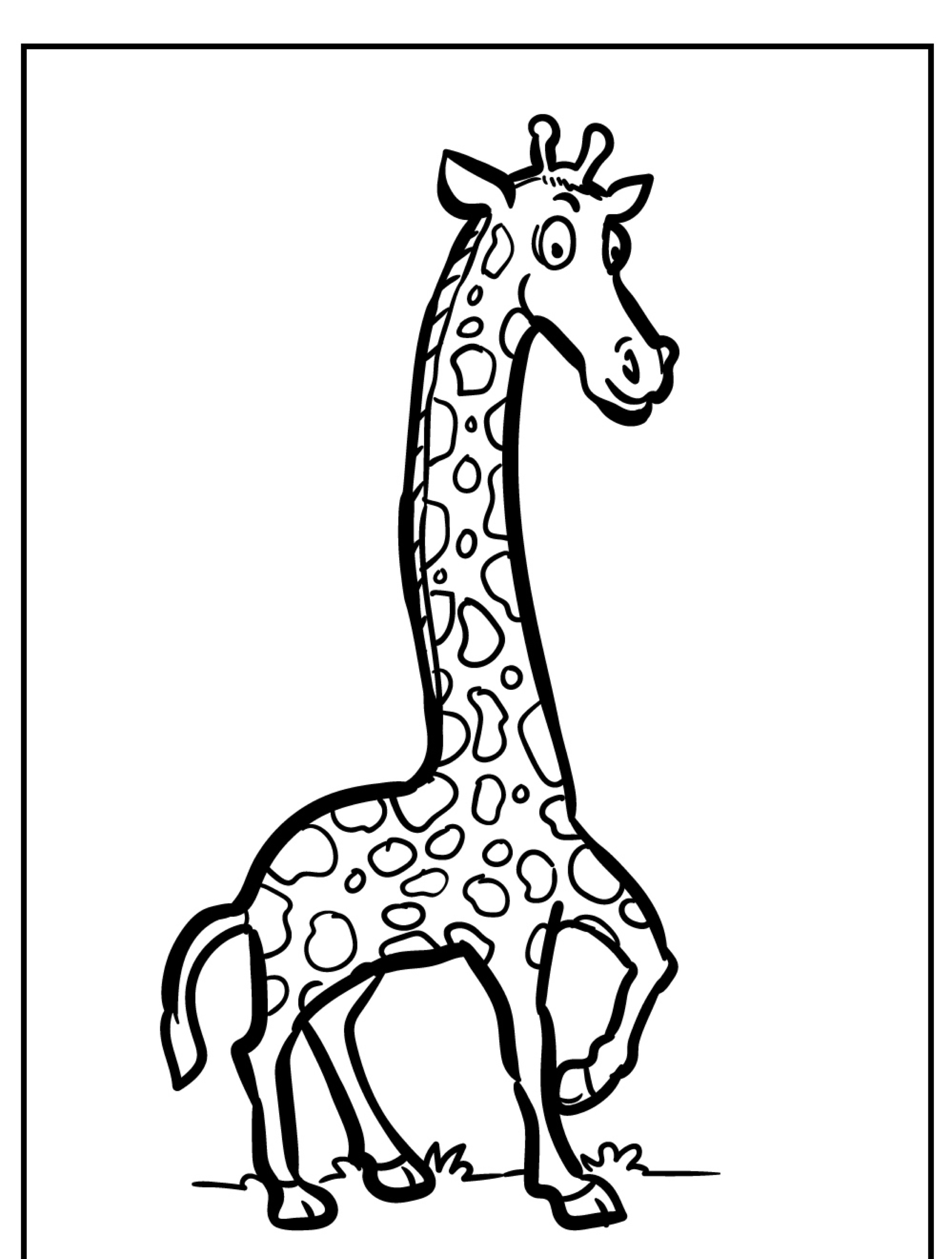 Uma girafa de desenho animado (girafa) com pescoço longo e manchas, em pé na grama, sorrindo em um desenho em preto e branco, perfeito para colorir.