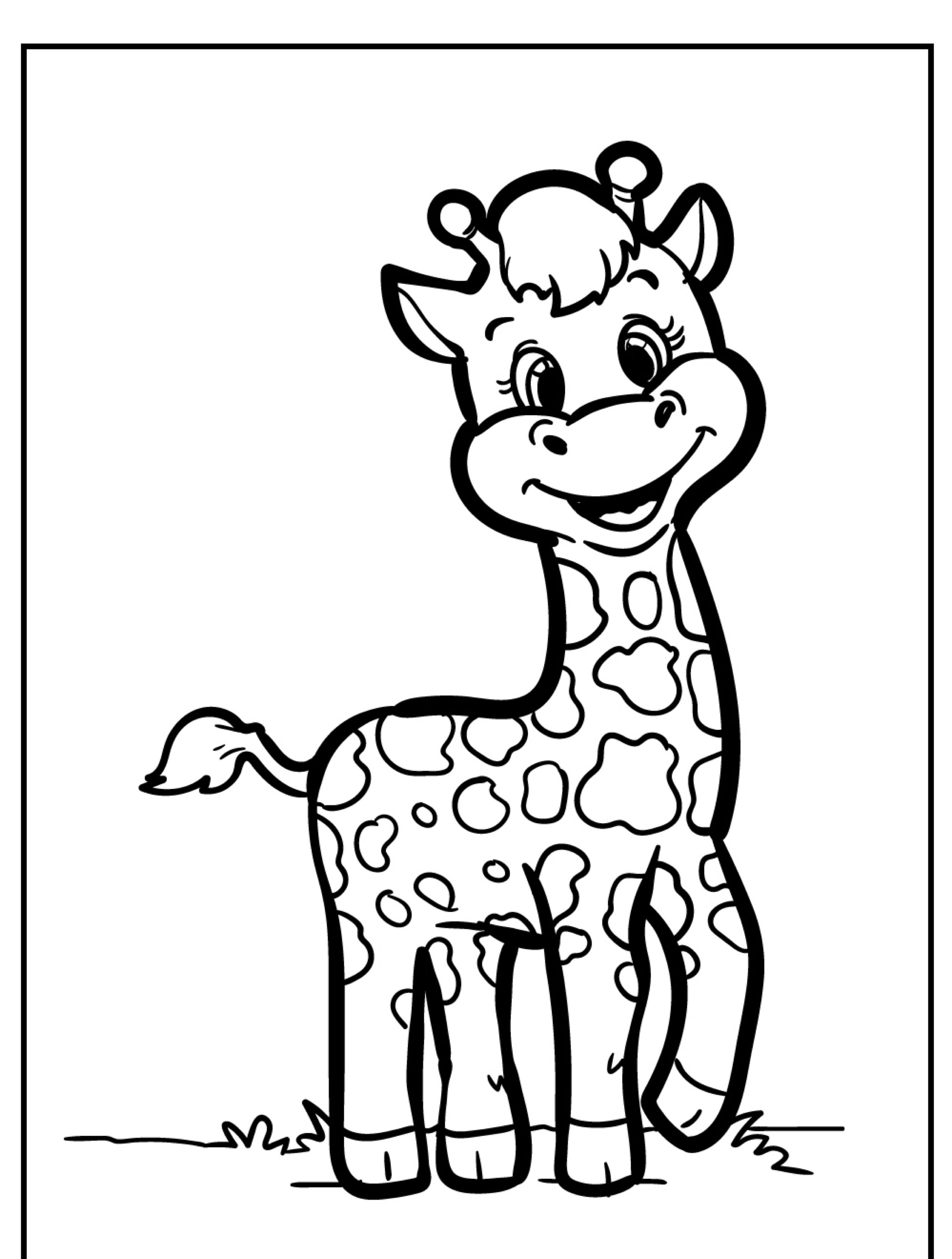 Um desenho simples de girafa em preto e branco, com uma girafa sorridente com olhos grandes, parada na grama, perfeita para colorir.