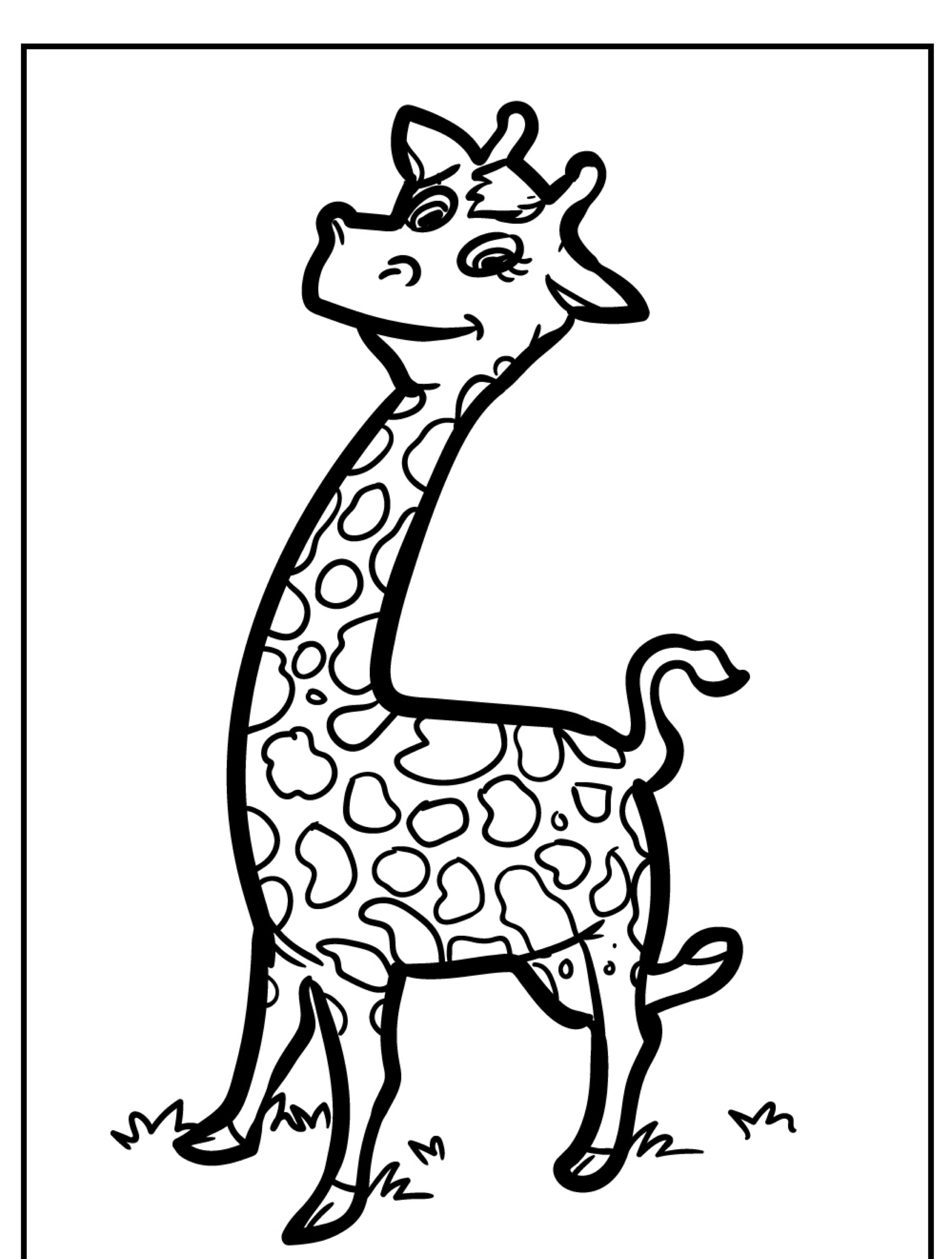 Um desenho de uma girafa sorridente em pé na grama com a cabeça ligeiramente inclinada, perfeito para colorir.