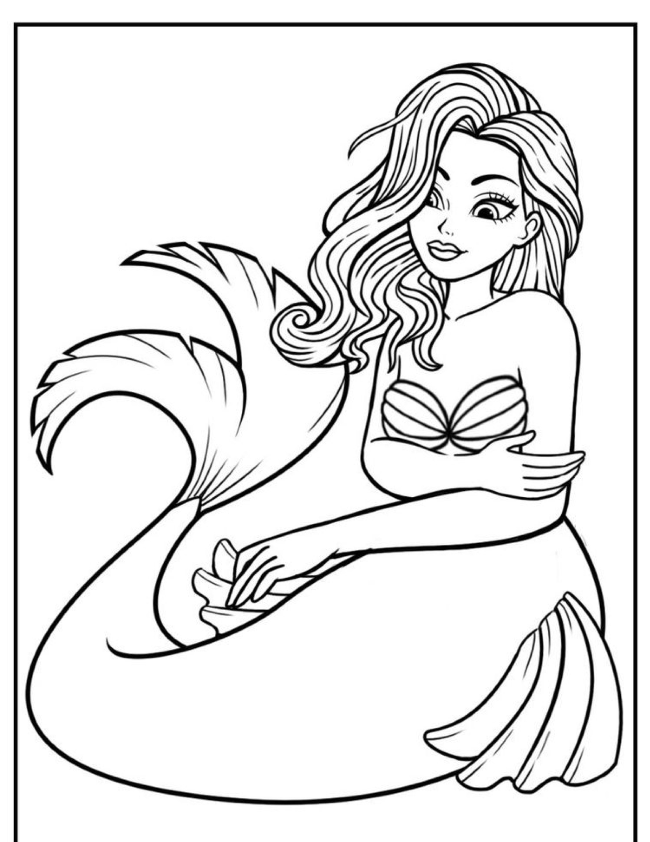 Ilustração em preto e branco de uma sereia com cabelos soltos, usando um top de concha e segurando sua barbatana caudal com uma mão – perfeita para quem quer colorir. O Desenho captura a elegância que lembra Ariel.