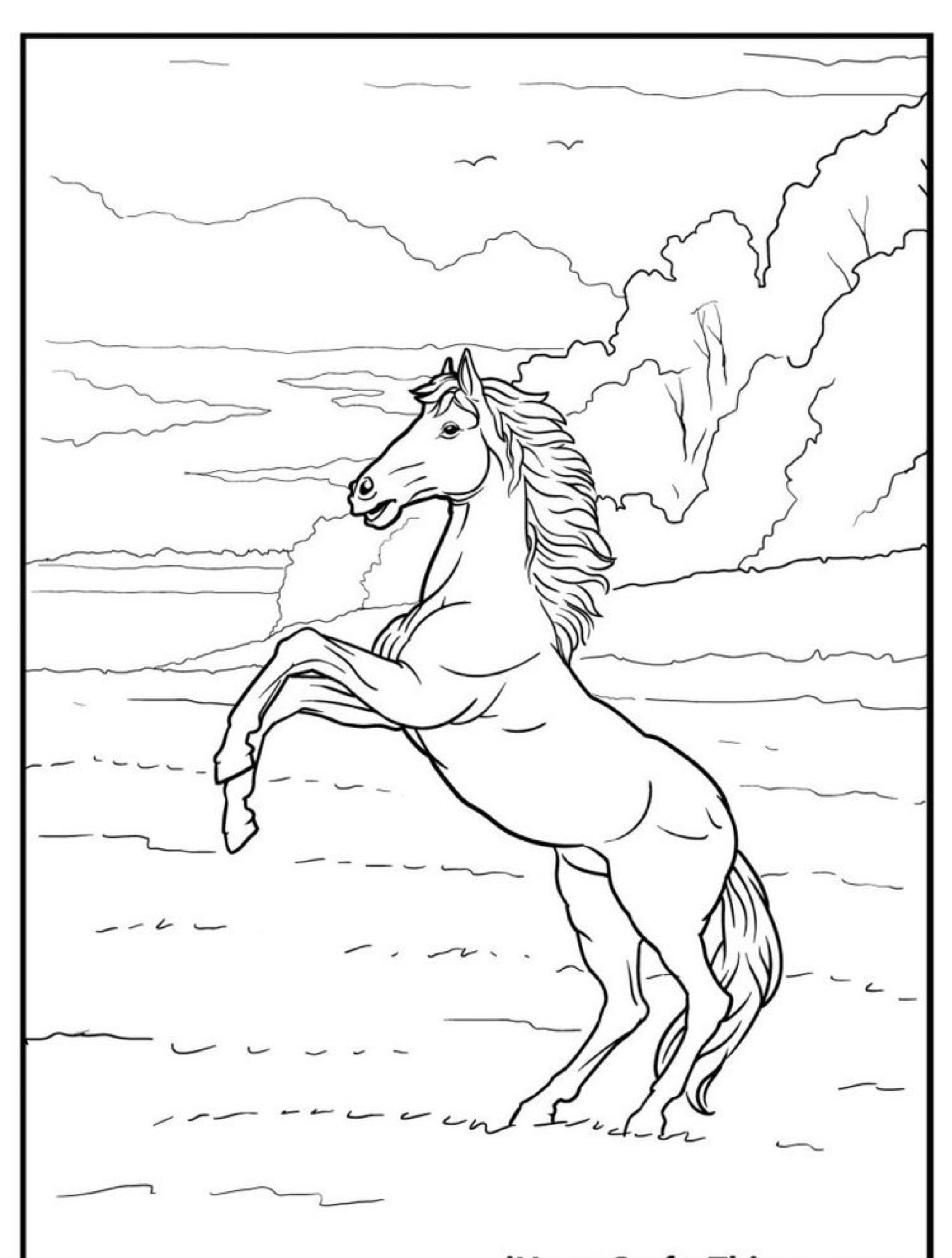 Um cavalo empinando-se sobre as patas traseiras em um campo aberto com árvores e nuvens ao fundo, mostrado em preto e branco, perfeito para um desenho para colorir.