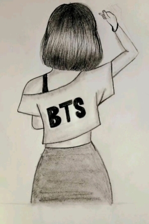     Desenho Legal de uma garota com cabelo curto, usa uma camiseta com "BTS", levantando o braço esquerdo com as costas voltadas para o espectador.