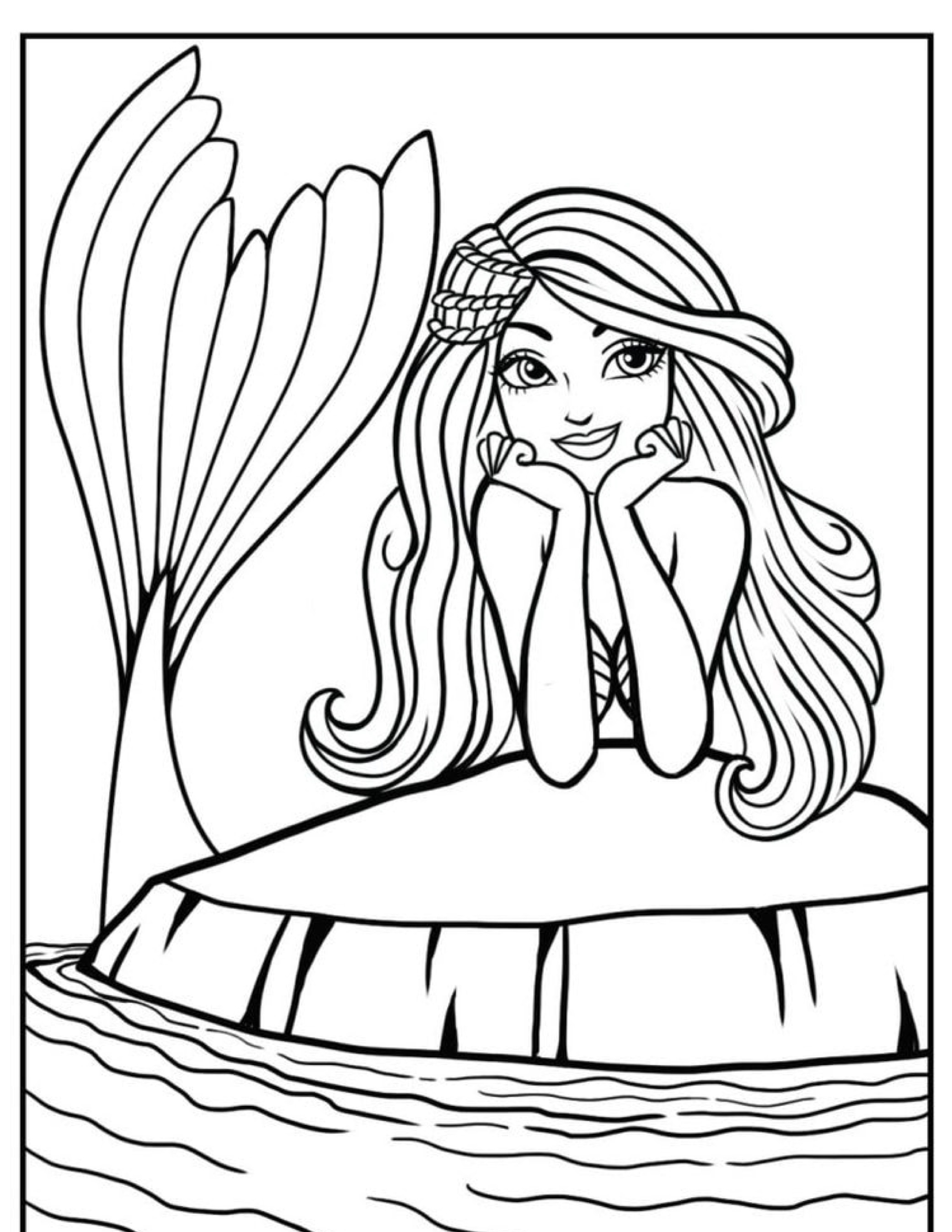 Uma sereia de cabelos longos e mãos nas bochechas, sentada em uma pedra com o rabo na água, sorrindo como Ariel do seu desenho para colorir favorito.