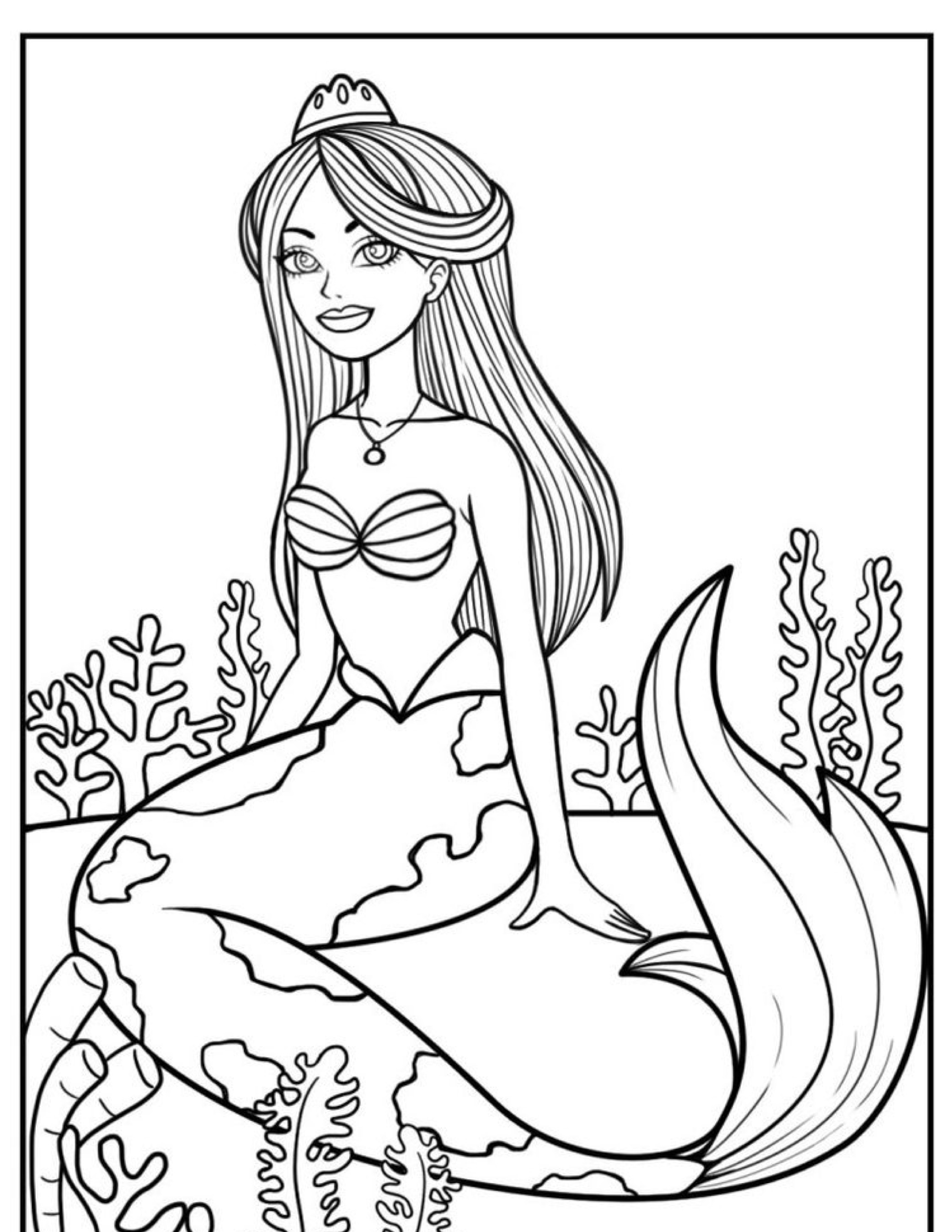 Uma sereia usando uma coroa e um top de conchas está sentada em meio a plantas subaquáticas, sorrindo. Este desenho para colorir captura a essência encantadora de Ariel em uma ilustração de estilo de página para colorir encantadora.