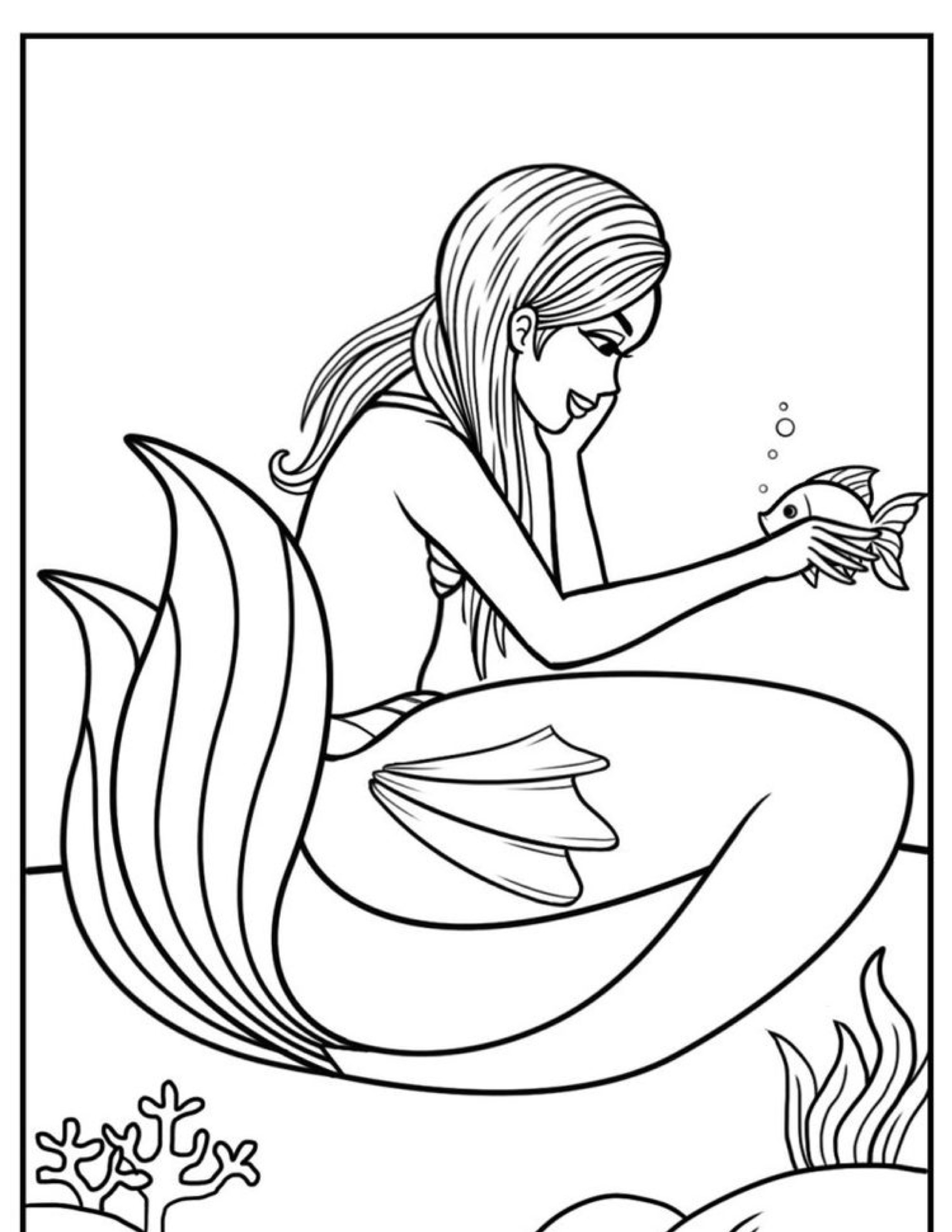 Uma sereia sentada debaixo d'água, sorrindo e segurando gentilmente um pequeno peixe na mão, com corais vibrantes ao fundo, lembrando um Desenho de Ariel esperando para ser colorido.