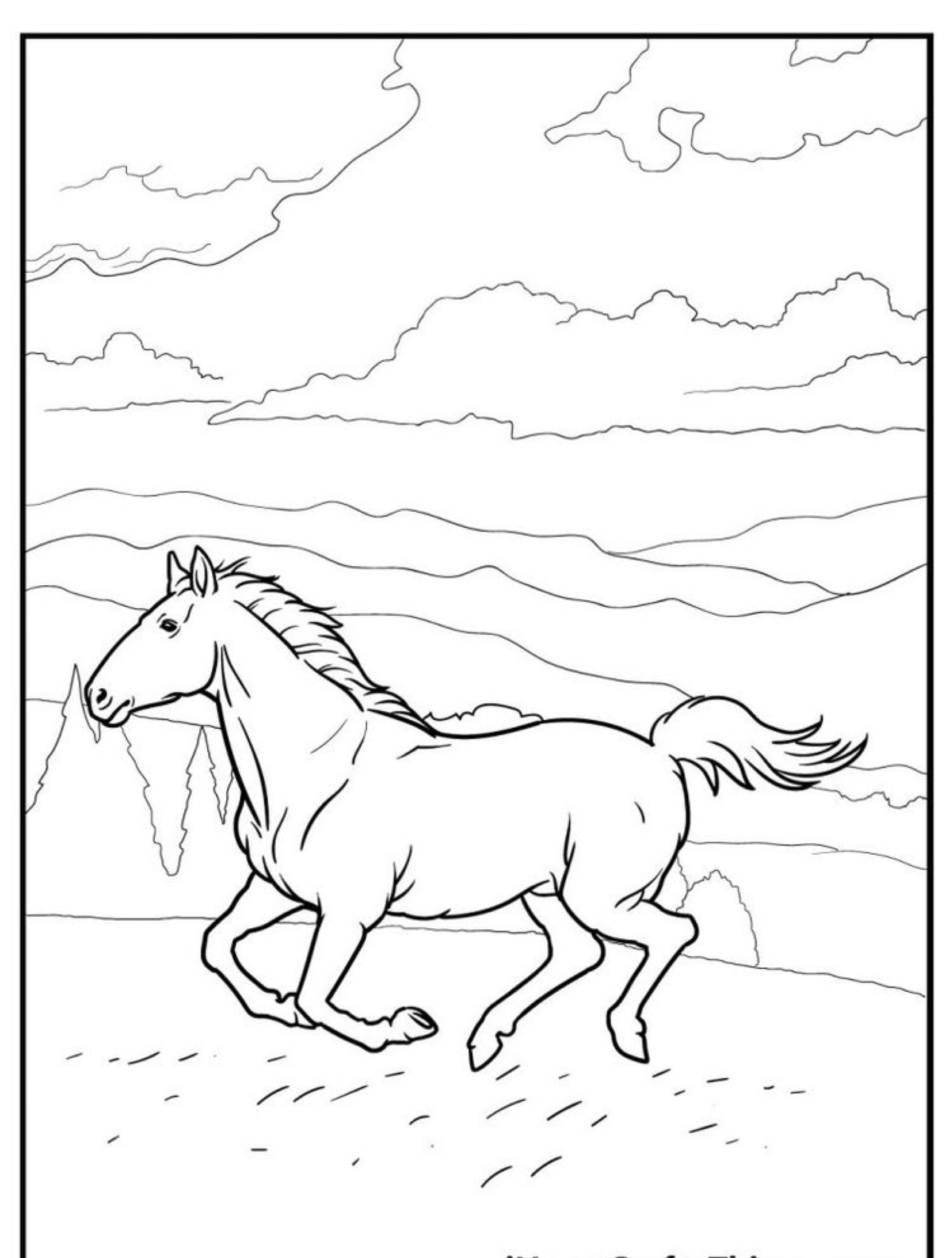 Um cavalo correndo em um campo aberto com montanhas e nuvens ao fundo, criando o cenário perfeito para um desenho de cavalo.