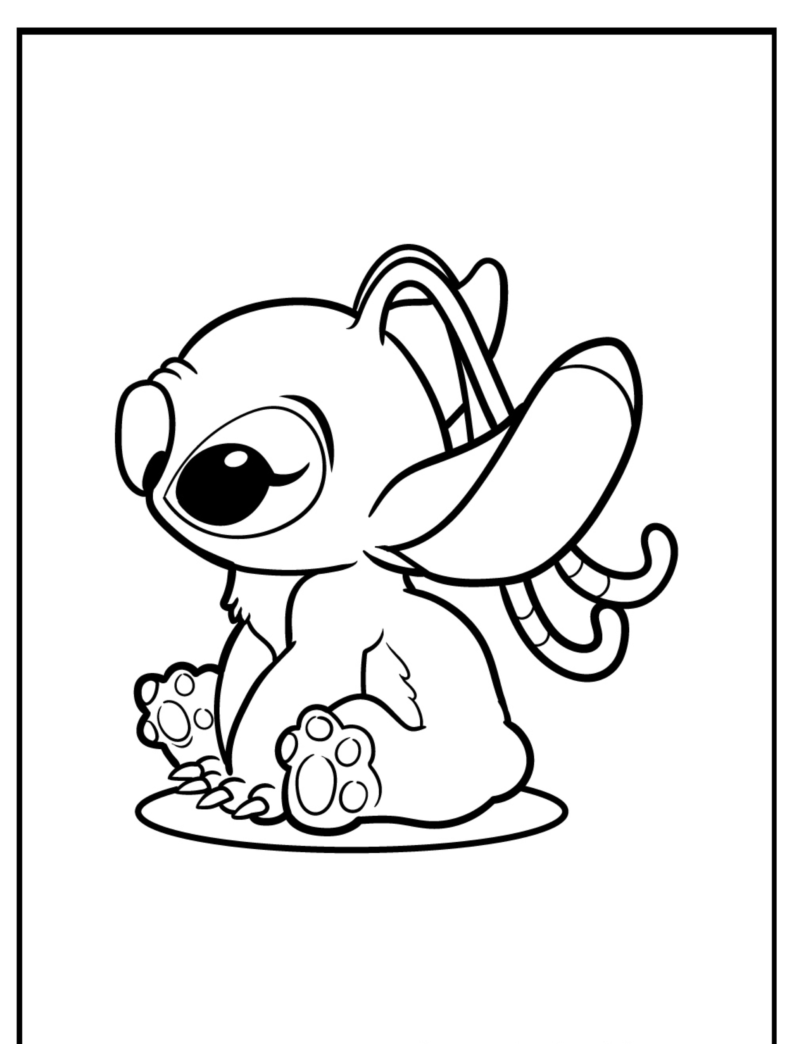 Uma criatura fofa de desenho animado com orelhas e olhos grandes, parecida com Stitch, sentada no chão, contornada em preto e branco com detalhes simples. Perfeito para desenho para colorir!