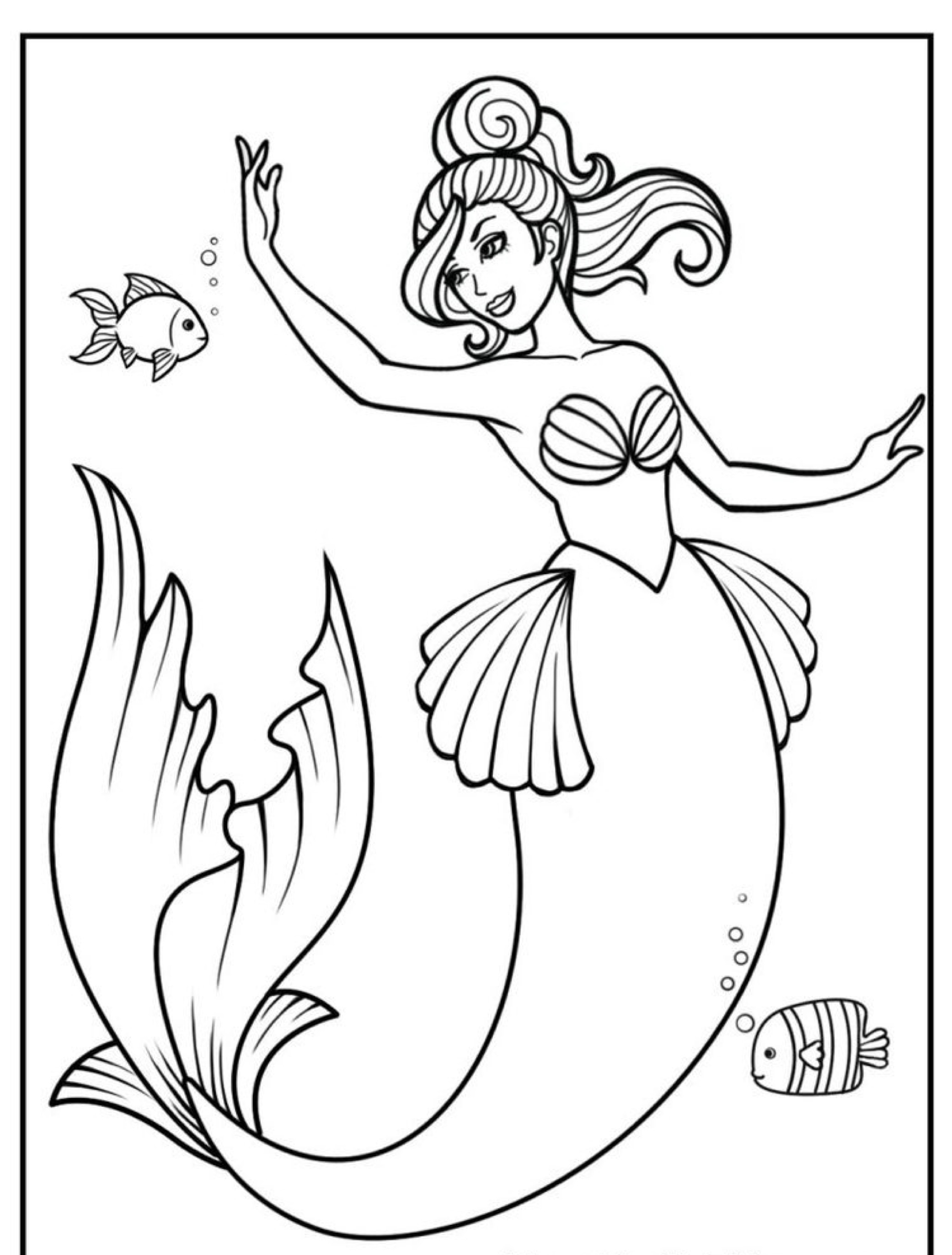 Uma sereia sorridente acena enquanto nada debaixo d'água com dois peixes, com seus cabelos soltos e sua cauda curvando-se graciosamente neste desenho encantador para colorir. Para colorir.