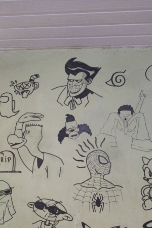 O grafite da parede exibe vários personagens de desenho animado e quadrinhos, incluindo o Homem-Aranha e o Pikachu, lembrando esboços de um caderno. É uma exibição impressionante, mas fácil, de talento artístico. Para Colorir.